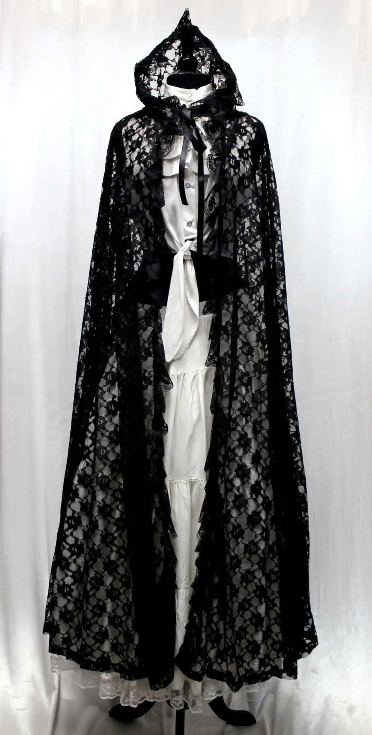 LACE CAPE - BLACK LACE - ONE SIZE - Shrine of Hollywood